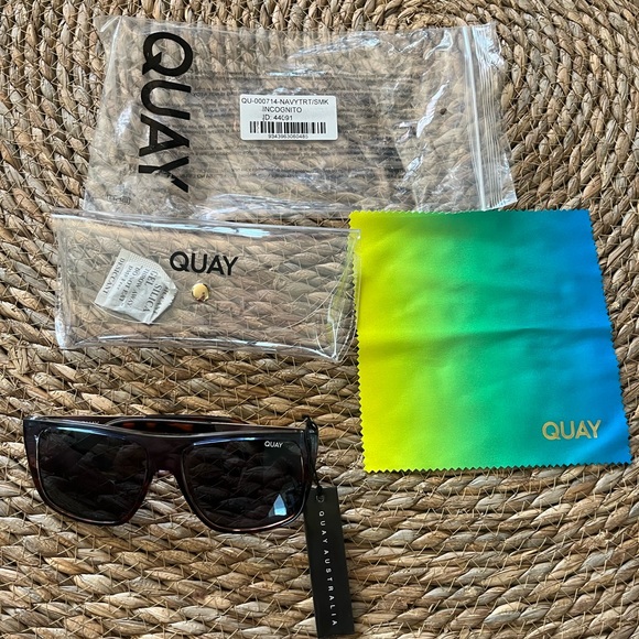 Quay Incognito Oversized Sunglasses Unisex Navy tortoiseshell smoke fade - Picture 2 of 4